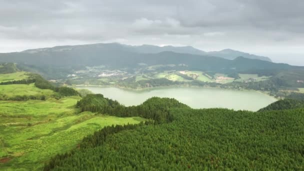 Krásná krajina s lesy a poli za úsvitu — Stock video