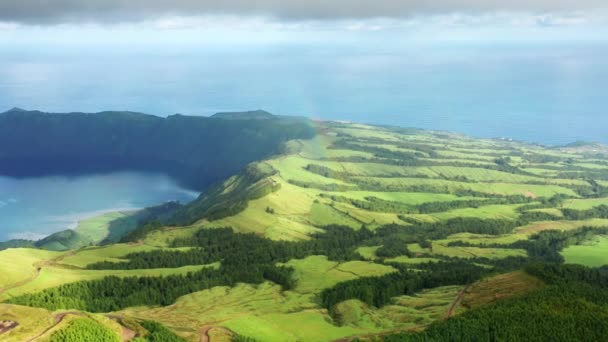 Drone vista sobre las bellezas naturales de los maravillosos cráteres — Vídeos de Stock