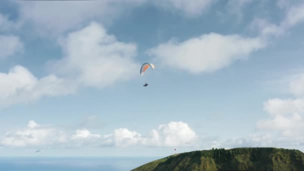 Filmagem aérea de um turista voando sobre as falésias — Vídeo de Stock