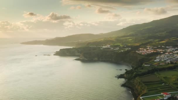 Île de Sao Miguel, Açores, Portugal. Drone au-dessus de l'île volcanique — Video