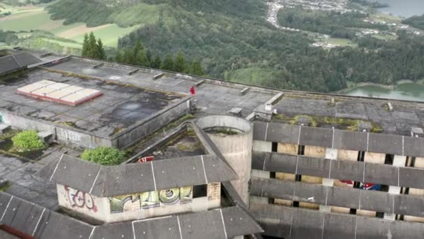 Hotel on the viewpoint that overlooks the blue and green lagoons of Sete Cidades — Stock Video