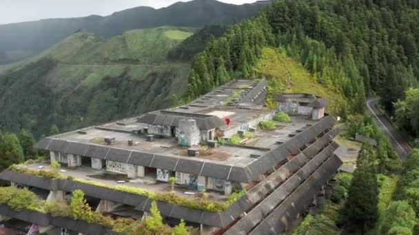 Vista aérea del hotel Monte Palace completamente abandonado en el borde de una colina — Vídeo de stock
