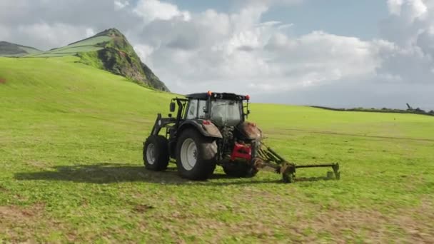 Sao Jorge, Azoren, Portugal. Luftaufnahmen eines Traktors beim Ackerbau — Stockvideo