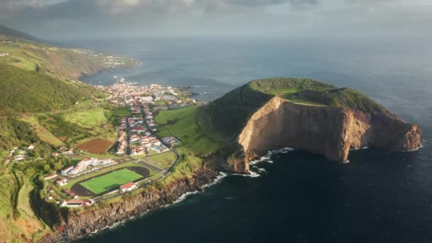 Wyspa Sao Jorge, Azory, Portugalia. Zdjęcia lotnicze malowniczego wybrzeża morskiego — Wideo stockowe