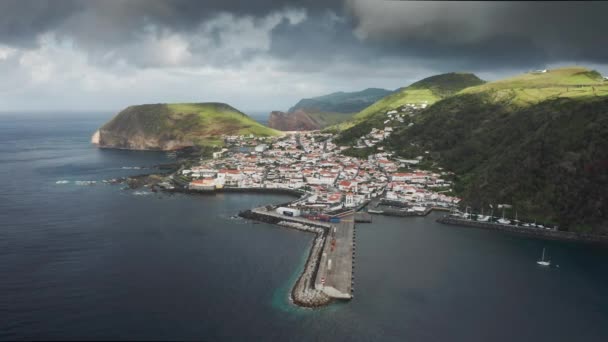 Île de Sao Jorge, Açores, Portugal. Coucher de soleil sur les falaises verdoyantes baignées par l'océan — Video