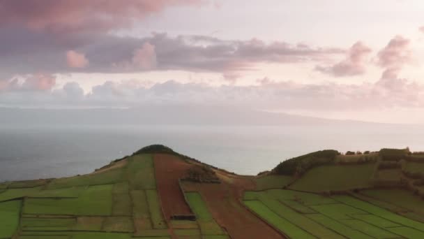 Vista aérea da costa afiada da ilha — Vídeo de Stock