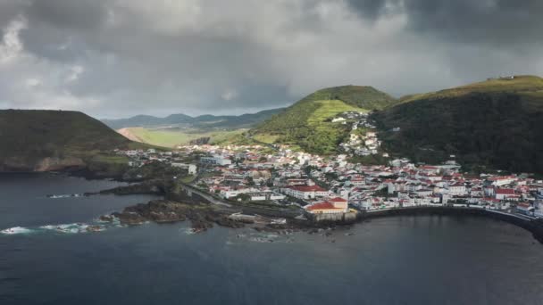 Чарівний острів з традиційною прибережною архітектурою — стокове відео