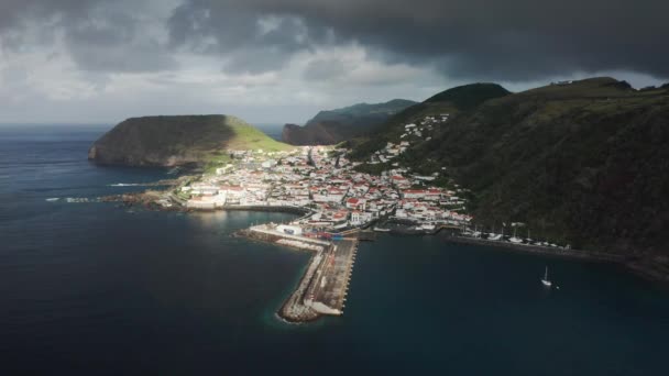 Images aériennes de la colonie côtière avec des chalets de faible hauteur — Video