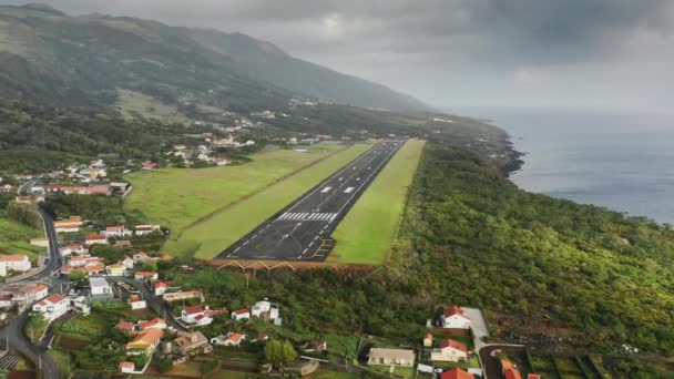 Panoramatický výhled s malým letištěm a okouzlující chaty — Stock video