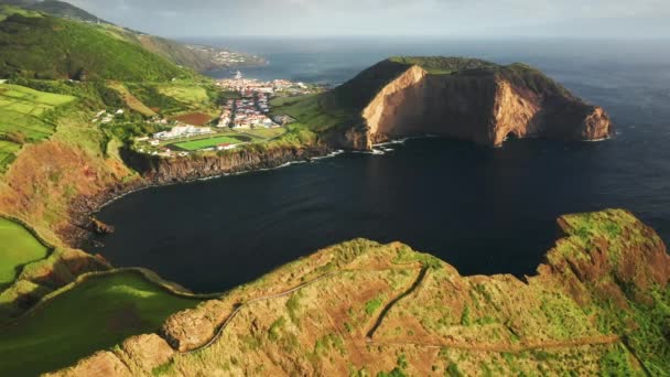 Vista emblématique avec le littoral pointu, belle ville de l'océan et de la campagne — Video