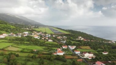 Atlantik Okyanusu kıyısındaki bir sahil kasabasının insansız hava aracı görüntüleri.