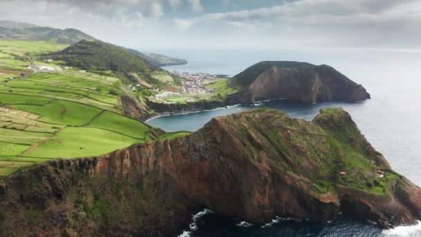 Haute colline couverte d'une végétation endémique dynamique vue du haut — Video