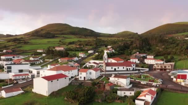 Ostrov Sao Jorge, Azory, Portugalsko. Krásná pobřežní vesnice se silnicí, pastvinami a trávníky — Stock video