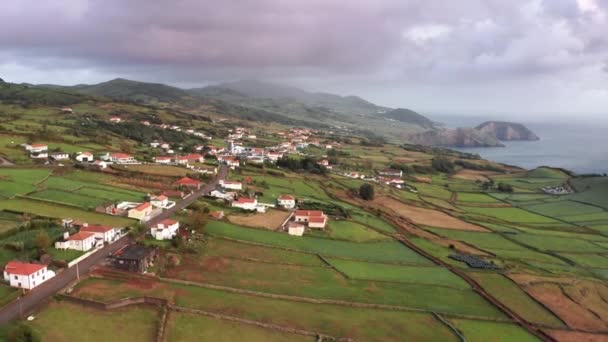 Charmante île à l'architecture côtière traditionnelle — Video