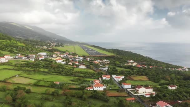 Imagens de drones de uma cidade costeira na costa do Oceano Atlântico — Vídeo de Stock