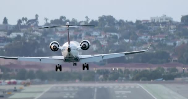 Vista panoramica cinematografica da vicino sull'aereo di atterraggio. Piccolo jet in arrivo all'aeroporto — Video Stock