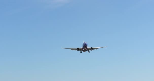 Grand avion à réaction sur fond bleu ciel nuageux. 4K voyage d'affaires fond, États-Unis — Video