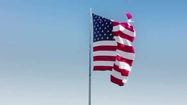 Bandera Americana ondeando en cámara lenta. Gran bandera americana ondea por el viento. Bandera de Estados Unidos 4K — Vídeo de stock