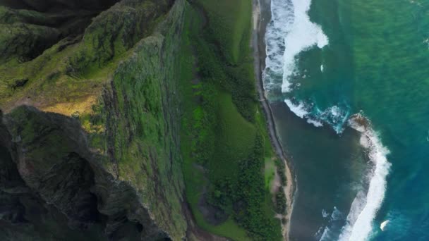 Sarp kayalıkları ve fırtınalı plaj havası olan güzel yeşil dağlar, Hawaii 4K — Stok video