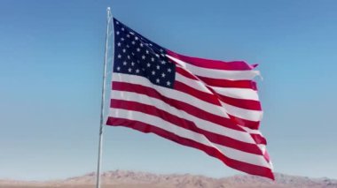 Amerika Birleşik Devletleri 'nin etkileyici büyük bayrağı mavi gökyüzünde dalgalanıyor, 4K