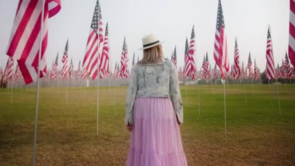 Câmera seguindo jovem mulher andando por 11 de setembro exposição Memorial, Malibu — Vídeo de Stock