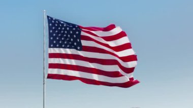 ABD Bayrağı 4K görüntüleri, Amerika Birleşik Devletleri 'nin mavi gökyüzündeki ünlü bayrağı