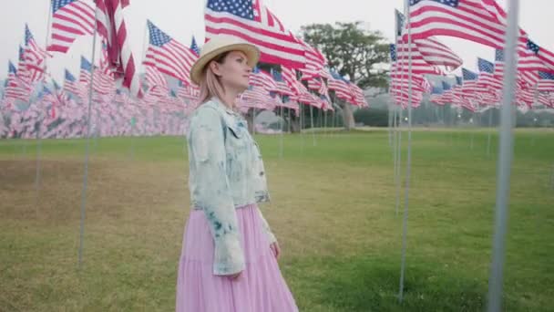 11 Eylül 'ün anısına Anıt Parkı' nda Amerikan bayraklarının yavaş dalgalanması — Stok video
