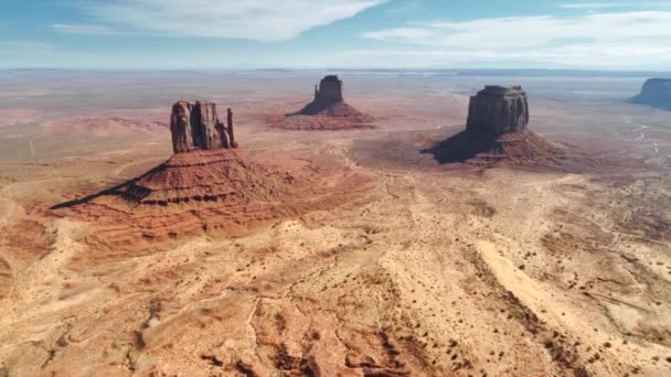 Κινηματογραφική εναέρια άποψη του παγκοσμίου φήμης Monument Valley, Γραφικό φόντο της φύσης — Αρχείο Βίντεο