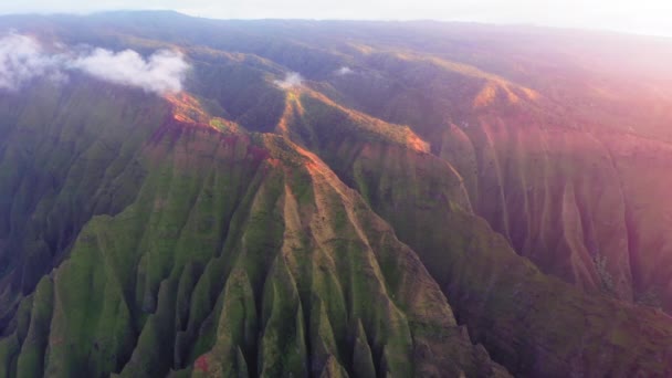 Cinematic sunset over scenic Na Pali coast green jungle mountains landscape 4K — 图库视频影像