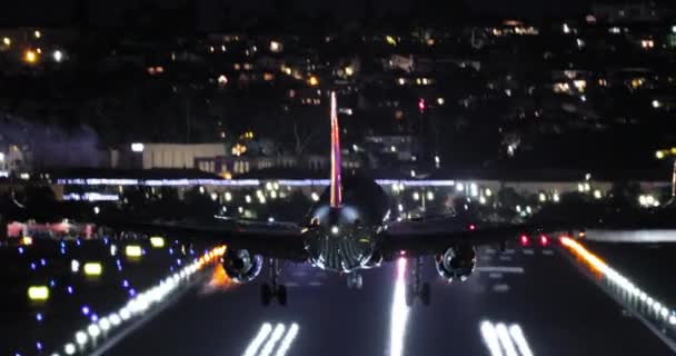Cena noturna aeroporto 4K imagens, close up back view of descending airplane, EUA — Vídeo de Stock