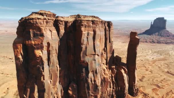 Cinematic close-up zicht op Mitten Butte - beroemde rode rots in Monument Valley 4K — Stockvideo