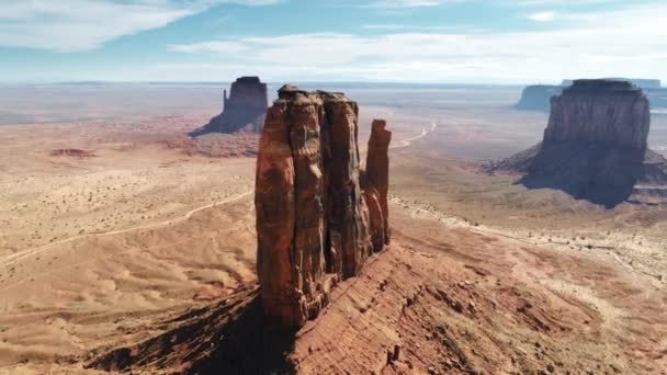 Scenic rode woestijn natuur achtergrond op zomerdag. Steile bergen antenne 4K USA — Stockvideo