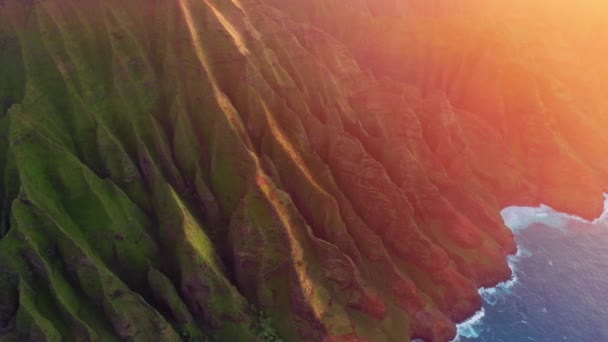 Impressionantes montanhas aéreas em luz dourada do pôr do sol, natureza selvagem fundo — Vídeo de Stock
