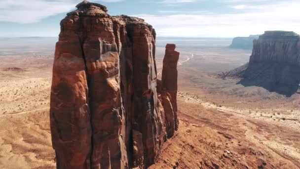 Primer plano aéreo cinematográfico Monument Valley, monumento famoso del salvaje oeste americano — Vídeos de Stock