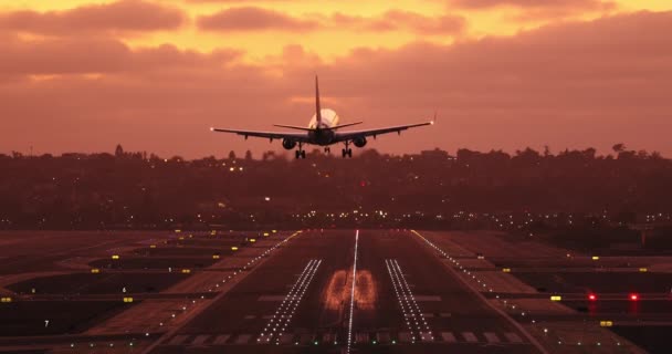 Vista cinematográfica del aeropuerto con luz rosa al atardecer dorada con nubes rosadas, imágenes de 4K — Vídeos de Stock