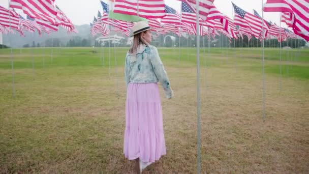 Parque Memorial de cámara lenta con las banderas de los Estados Unidos de América noche ventosa — Vídeo de stock