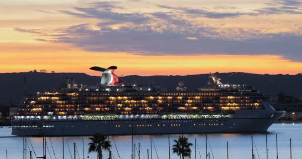 Vista panorámica en crucero que sale del puerto marino con el cielo dorado del atardecer — Vídeo de stock