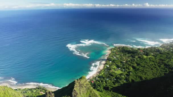 Cinematic djupblå hav vatten antenn, 4K bilder av Haena stranden, Na Pali kusten — Stockvideo