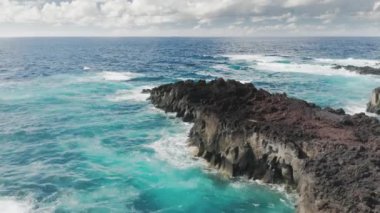 Turkuaz okyanus sularıyla yıkanmış güzel fosil oluşumu