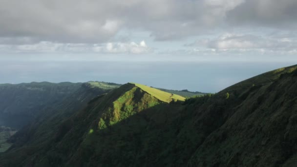 Isla de Sao Miguel cubierta de verdes montañas y lagos, Azores, Portugal, Europa — Vídeo de stock