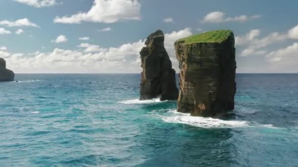 Ilha de São Miguel, Açores, Portugal. Ondas espumosas colidem com os penhascos rochosos — Vídeo de Stock