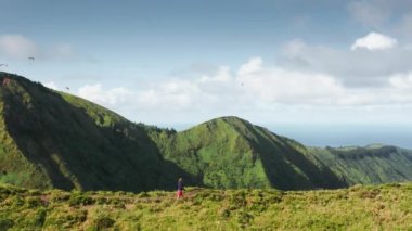 Miradouro do Cerrado das Freiras yolunda yürüyen gezgin, Sao Miguel adası