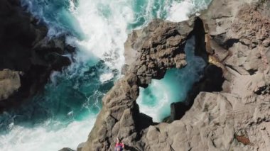 Derin yarık boyunca dik izlerin drone görüntüleri.