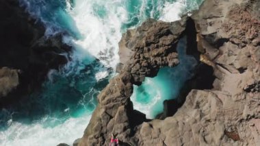 Atlantik Okyanusu kıyıları silip süpürüyor.