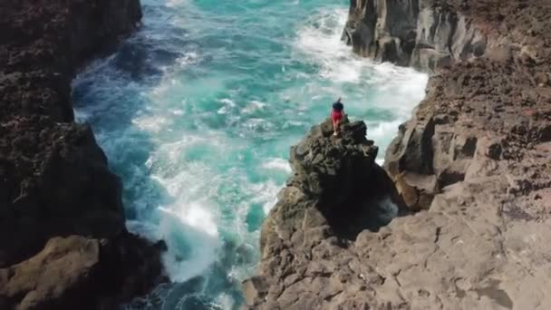 Vista aérea do homem subindo em uma rocha íngreme — Vídeo de Stock