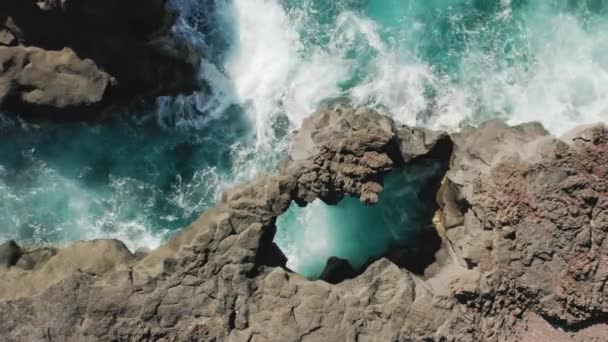 Isola isolata con riva rocciosa lavata con belle maree oceaniche — Video Stock