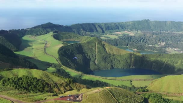 Miradouro do Cerrado das Freiras view 에서 비행하는 패러글라이더 — 비디오