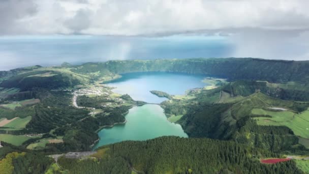 Sete Cidades city on bank Lagoa das Sete Cidades surrounded green mountains — 图库视频影像