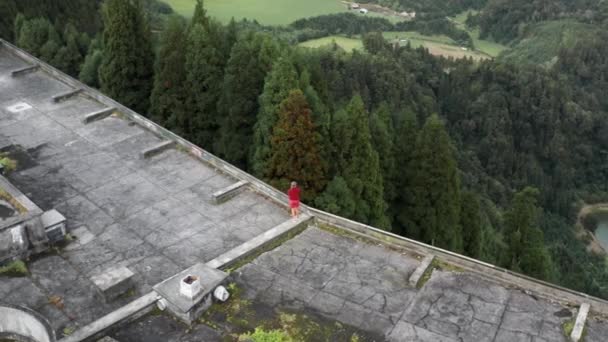 Man walking on roof of Monte Palace hotel ruins, Cerrado das Freiras — Stock Video