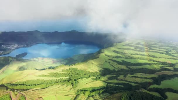 Lagoa das Sete Cidades Miradouro do Cerrado das Freiras 'daki yeşil dağlarda — Stok video